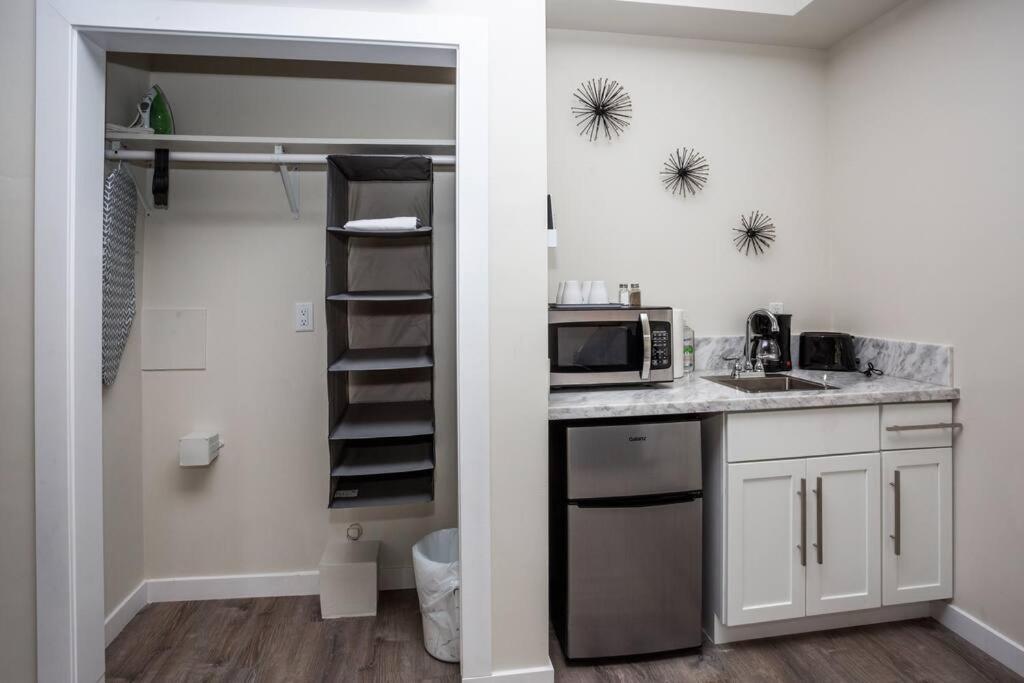 With Large Balcony- Gateway Inn *